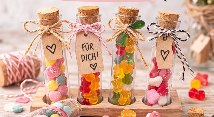 Bonbons oder Gummibärchen im Reagenzglas