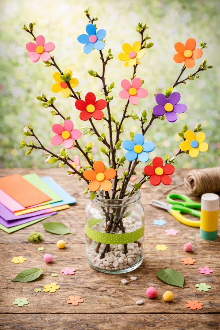 Zweige mit Papierblüten dekorieren